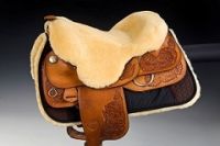 Christ Lammfell Sitzbezug Laramie mit Loch für das Horn Christ Lammfell Sitzbezug Laramie mit Loch für das Horn