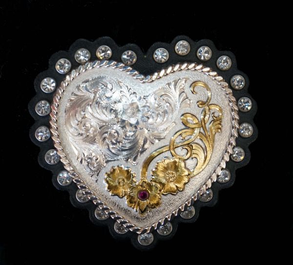 Herzbuckle auf Leder
